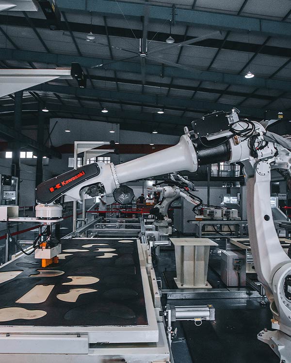 Industrieroboter besprüht Produkt
